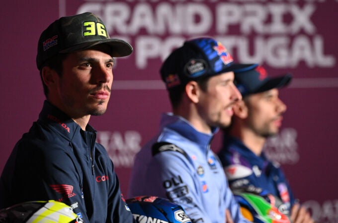 Joan Mir, Álex Márquez y Miguel Oliveira, en la sala de prensa del circuito de Portimao Joan Mir, Álex Márquez y Miguel Oliveira, en la sala de prensa del circuito de Portimao