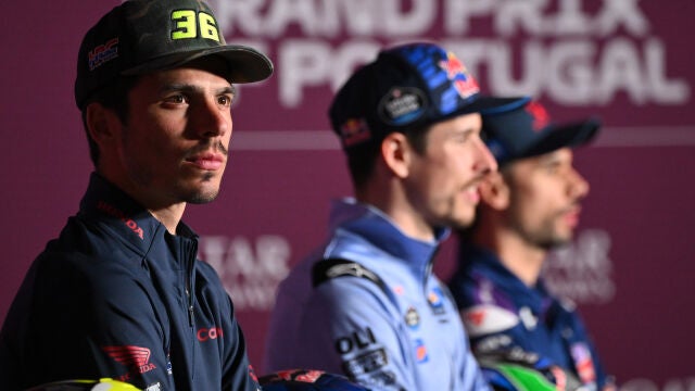 Joan Mir, Álex Márquez y Miguel Oliveira, en la sala de prensa del circuito de Portimao