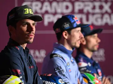 Joan Mir, Álex Márquez y Miguel Oliveira, en la sala de prensa del circuito de Portimao Joan Mir, Álex Márquez y Miguel Oliveira, en la sala de prensa del circuito de Portimao
