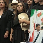 Viuda de alcalde asesinado en México toma posesión como presidenta municipal de Uruapan