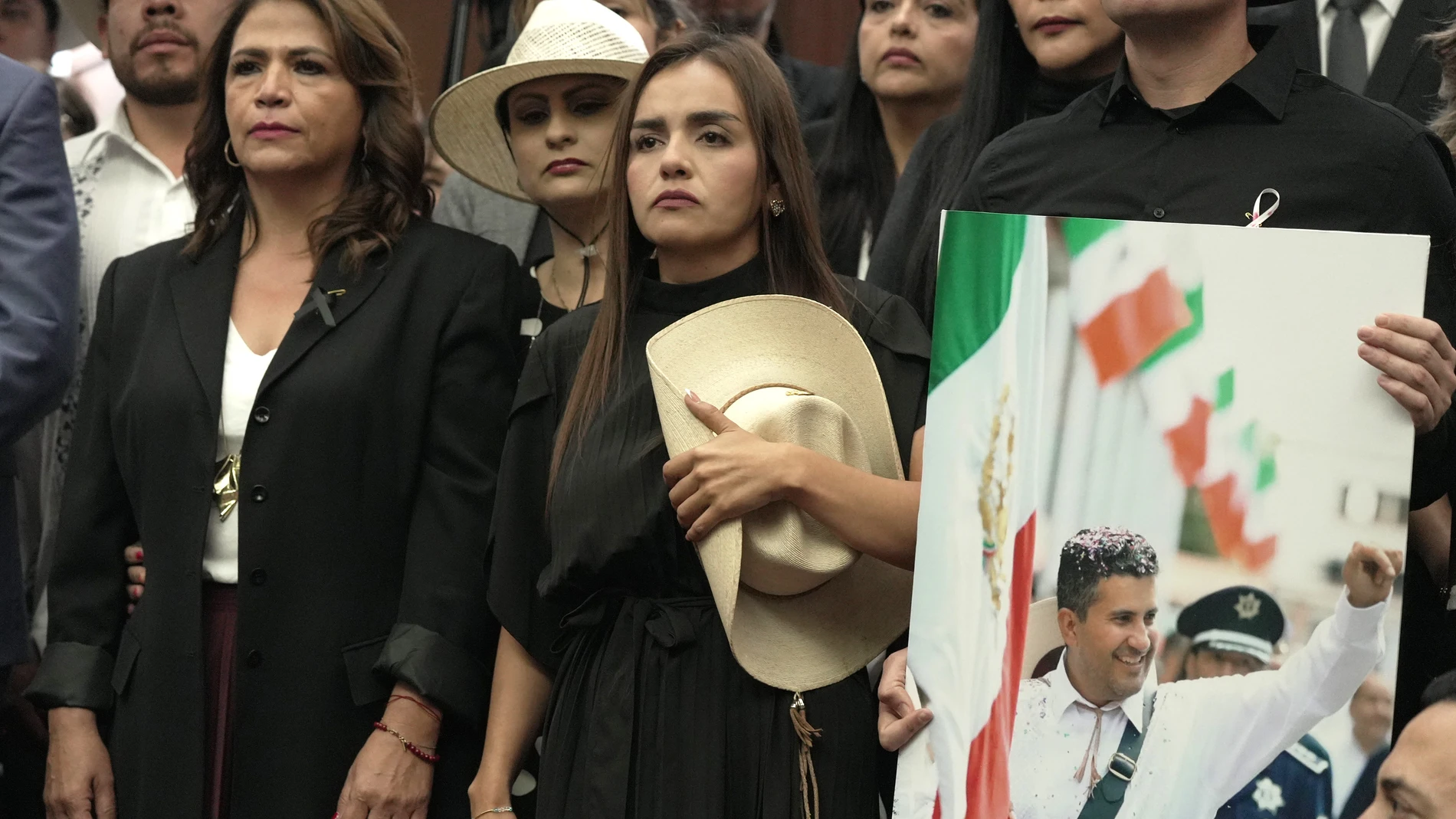 MEX7901. MORELIA (MÉXICO), 05/11/2025.- La viuda del alcalde Carlos Manzo, Grecia Quiroz (c), asiste a un evento este miércoles, en el Congreso de la ciudad de Morelia en Michoacán (México). Quiroz tomó posesión como presidenta municipal sustituta de la ciudad de Uruapan, en el estado de Michoacán, oeste de México, y aseguró que el legado de su esposo, de lucha y de justicia, "está más fuerte que nunca". EFE/ Iván Villanueva