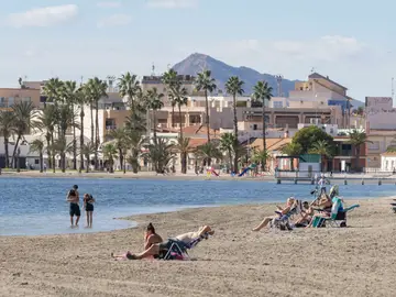 Jornada soleada en Murcia SAN PEDRO DEL PINATAR, (MURCIA), 06/11/2025.- Varias personas toman el sol en la playa Villananitos de San Perdo del Pinatar este jueves. La Agencia Estatal de Meteorología prevé para este jueves en la Región de Murcia cielos poco nubosos, con intervalos de nubes bajas matinales, las temperaturas máximas en descenso en el norte de la región; el resto, con cambios ligeros, y los vientos moderados de componente oeste. EFE/Marcial Guillén