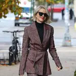 Nomi Watts con look elegante.