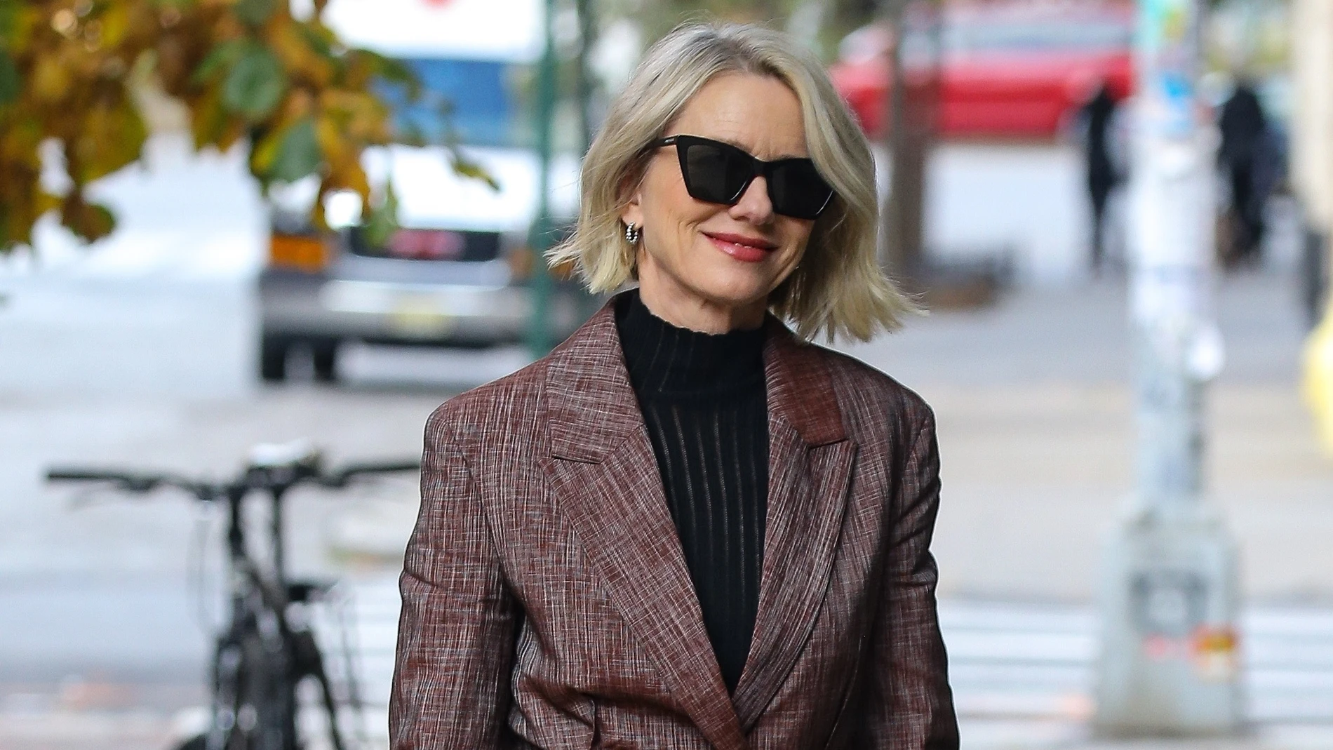 Nomi Watts con look elegante.