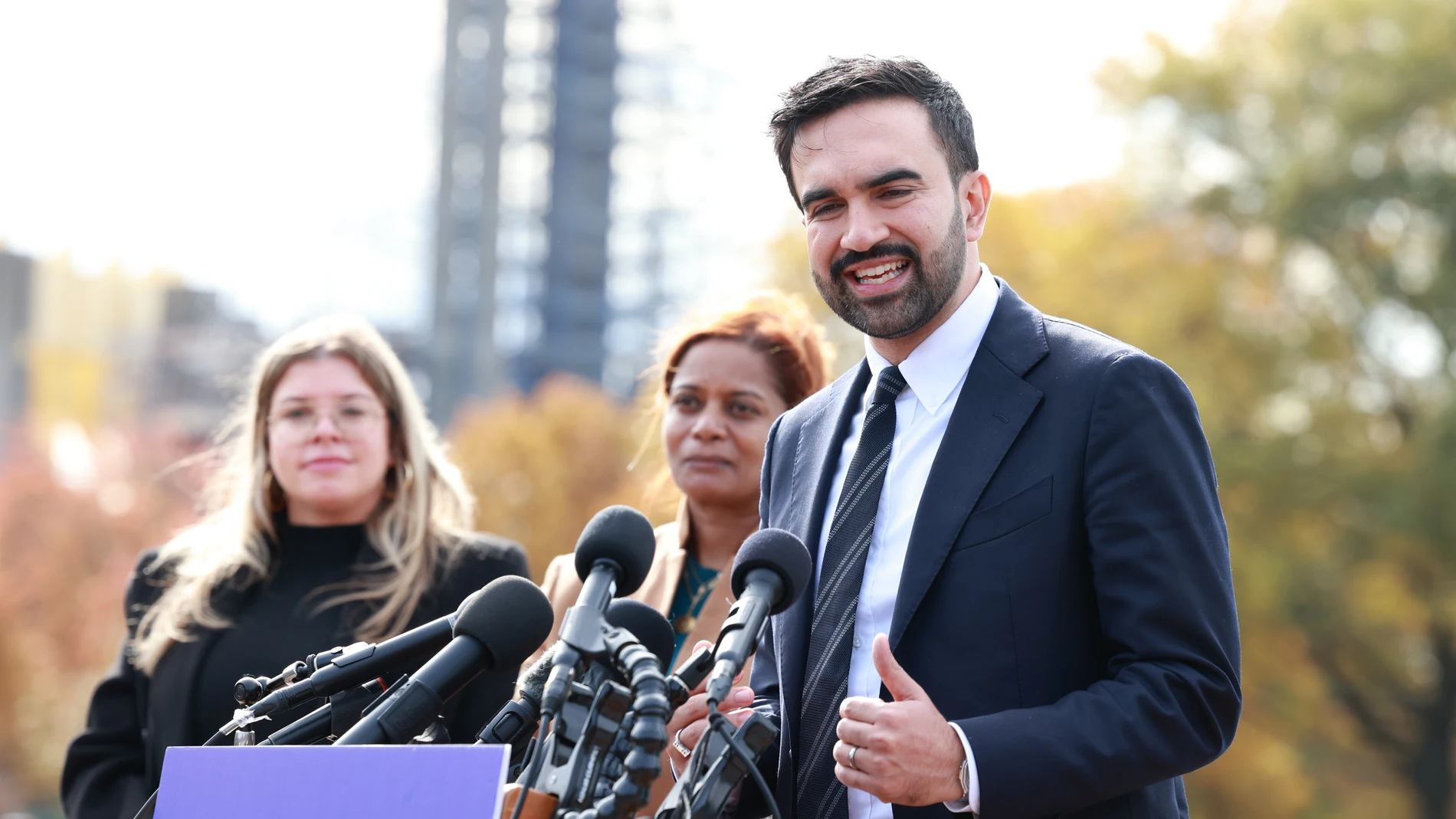05 November 2025, US, Flushing: New York Mayor-elect Zohran Mamdani (R) speaks during a press conference at Flushing Meadows Corona Park, a day after defeating Andrew Cuomo and Curtis Sliwa in the New York City mayoral race. Photo: Smg/SMG via ZUMA Press Wire/dpa 05/11/2025 ONLY FOR USE IN SPAIN