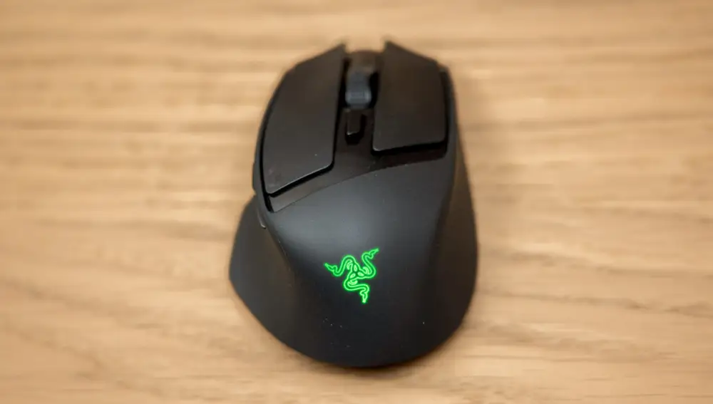 El Razer Basilisk Mobile con el logo iluminado de la marca en su característico color verde
