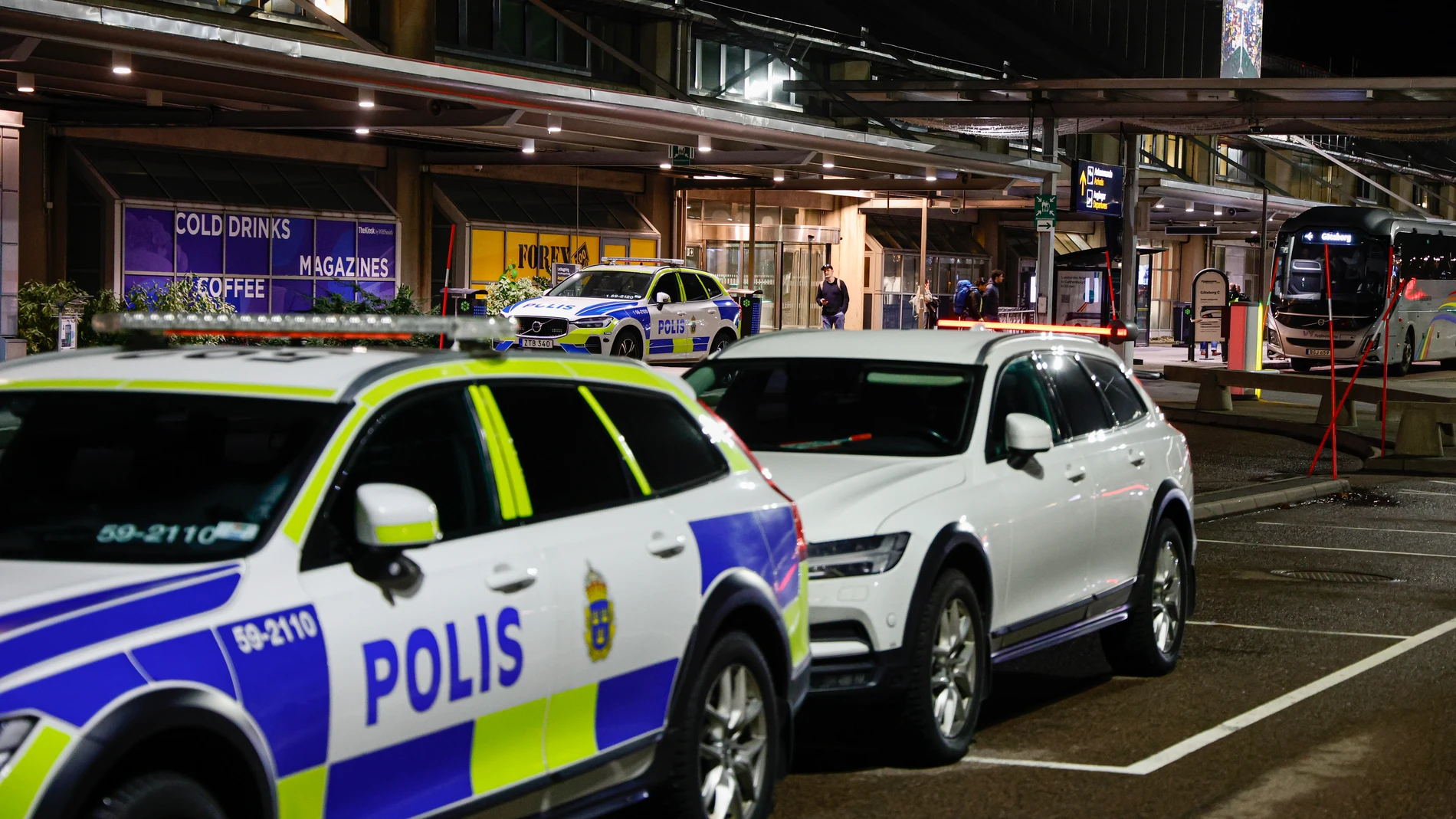 GOETEBORG (Sweden), 06/11/2025.- Police at the Landvetter Airport, which was temporarily closed following drone sightings around the airport, in Gothenburg, Sweden, 06 November 2025. (Suecia, Gotemburgo) EFE/EPA/ADAM IHSE SWEDEN OUT