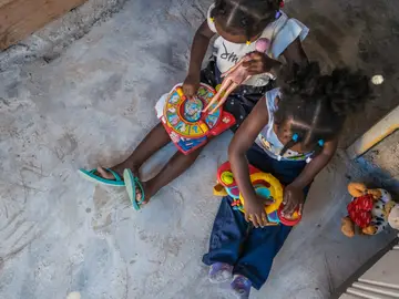 Los nuevos suelos de sus viviendas favorecen el desarrollo cognitivo de los niños Los nuevos suelos de sus viviendas favorecen el desarrollo cognitivo de los niños