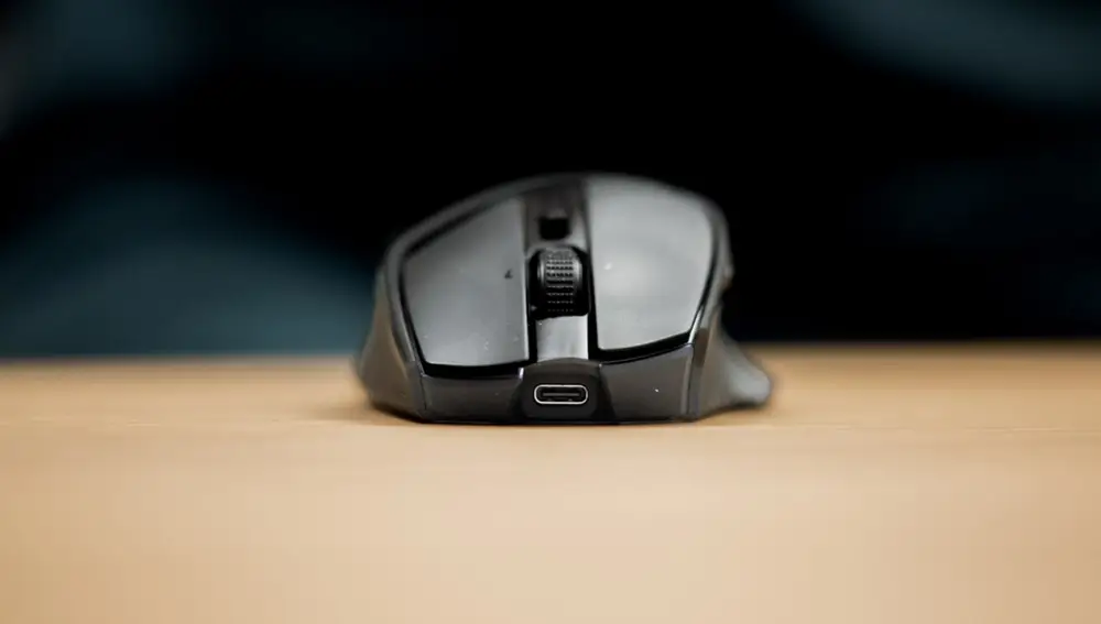 Después de 3 semanas todavía no he tenido que usar el puerto frontal de carga del Razer Basilisk Mobile