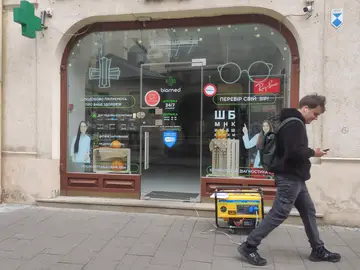 Ucrania empieza a encender las calefacciones pese a los bombardeos rusos contra la energía LEÓPOLIS (UCRANIA), 06/11/2025.- Imagen exterior de una farmacia en Leópolis (Ucrania), este jueves. Tras un retraso provocado por los ataques rusos contra la infraestructura de producción de gas del país, Ucrania ha comenzado a activar la calefacción centralizada en medio de temores a que nuevos bombardeos puedan dejar a muchos ucranianos sin gas ni calefacción este invierno. En la ciudad occidental de Leópolis, los radiadores comienzan por fin a calentarse, tres semanas más tarde de lo habi...
