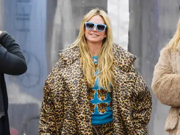 Look de street style con abrigo de estampado animal. Look de street style con abrigo de estampado animal.