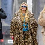 Look de street style con abrigo de estampado animal.