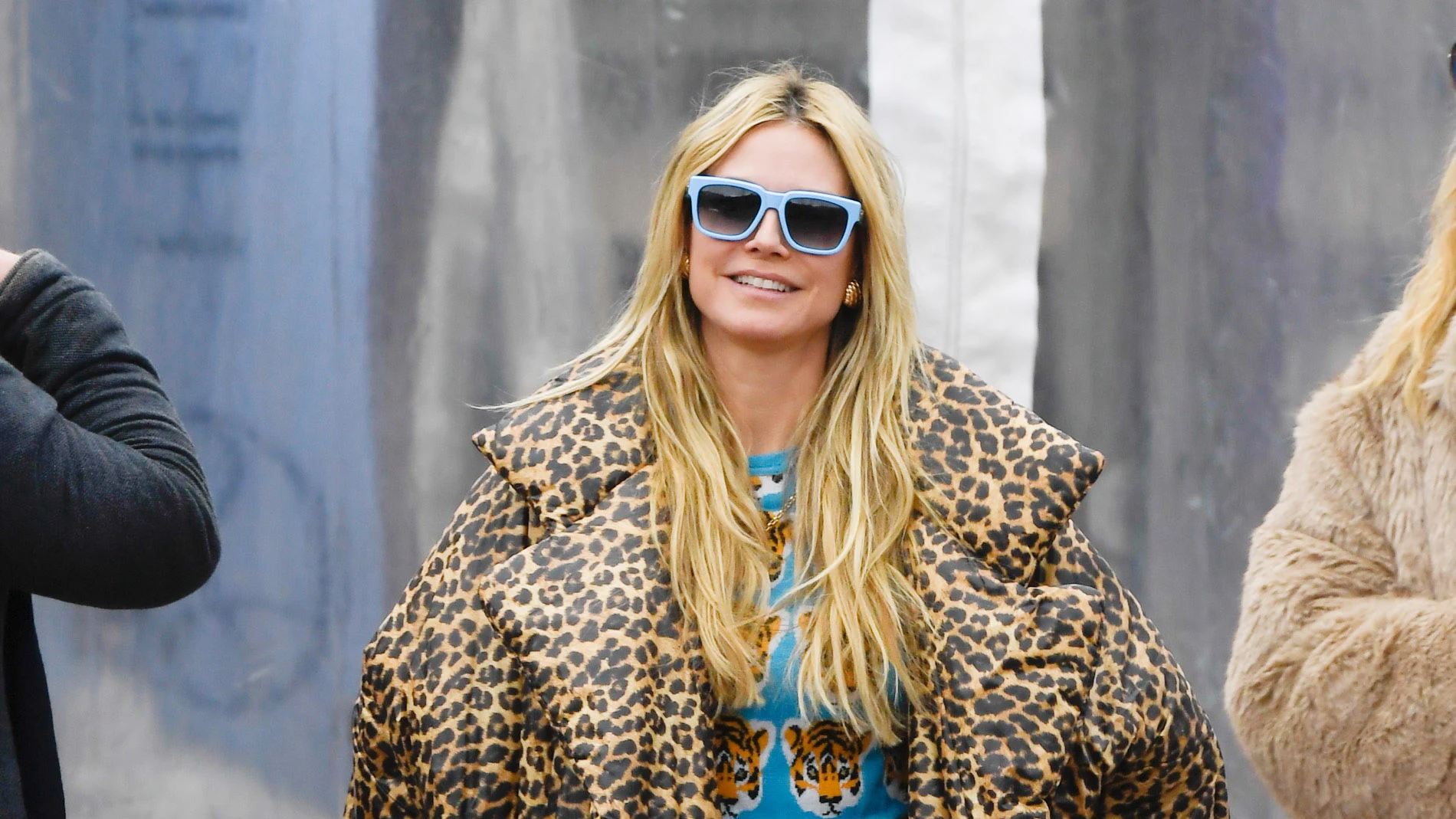 Look de street style con abrigo de estampado animal.