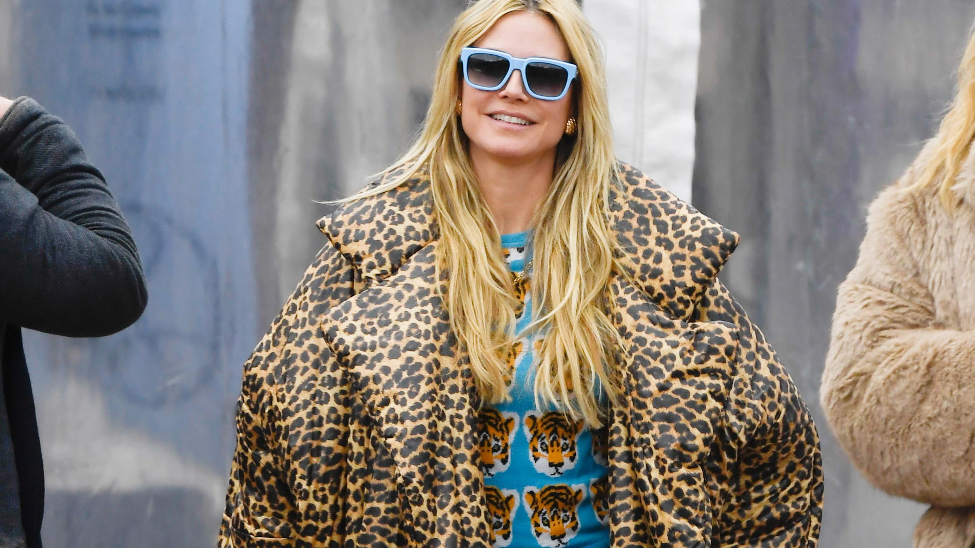 Look de street style con abrigo de estampado animal.