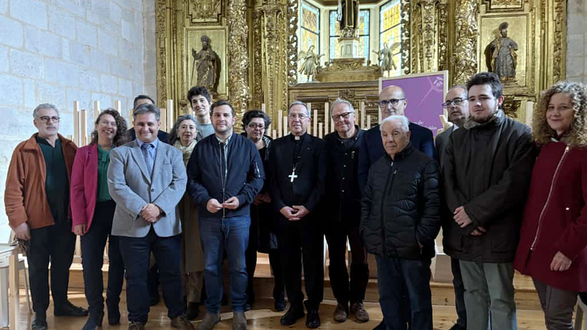 La Fundación ‘Las Edades del Hombre’ presenta los talleres y actividades dirigidos al público escolar y familiar con motivo de la exposición ‘EsperanZa’. En la visita a la sede de San Isidoro, el director de proyectos de la Fundación, David Muriel, y el comisario de la edición y director de ZamorArte, Juan Carlos López, detallan las características del programa, acompañados por el obispo de Zamora, Fernando Valera; el vicepresidente primero de la Diputación de Zamora, Víctor López; el concejal de Turismo del Ayuntamiento de Zamora, Christoph Strieder, y el delegado territorial de la Junta de C