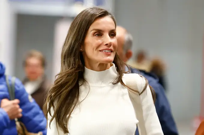 El look sorpresa de la Reina Letizia en BioCultura: jersey blanco y vaqueros en su aparición más natural El look sorpresa de la Reina Letizia en BioCultura: jersey blanco y vaqueros en su aparición más natural