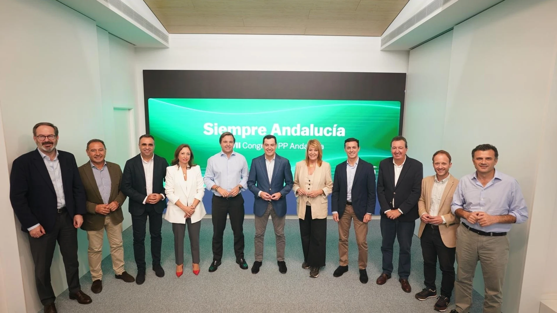 El presidente de la Junta y del PP-A, Juanma Moreno, junto a los organizadores del congreso regional del partido