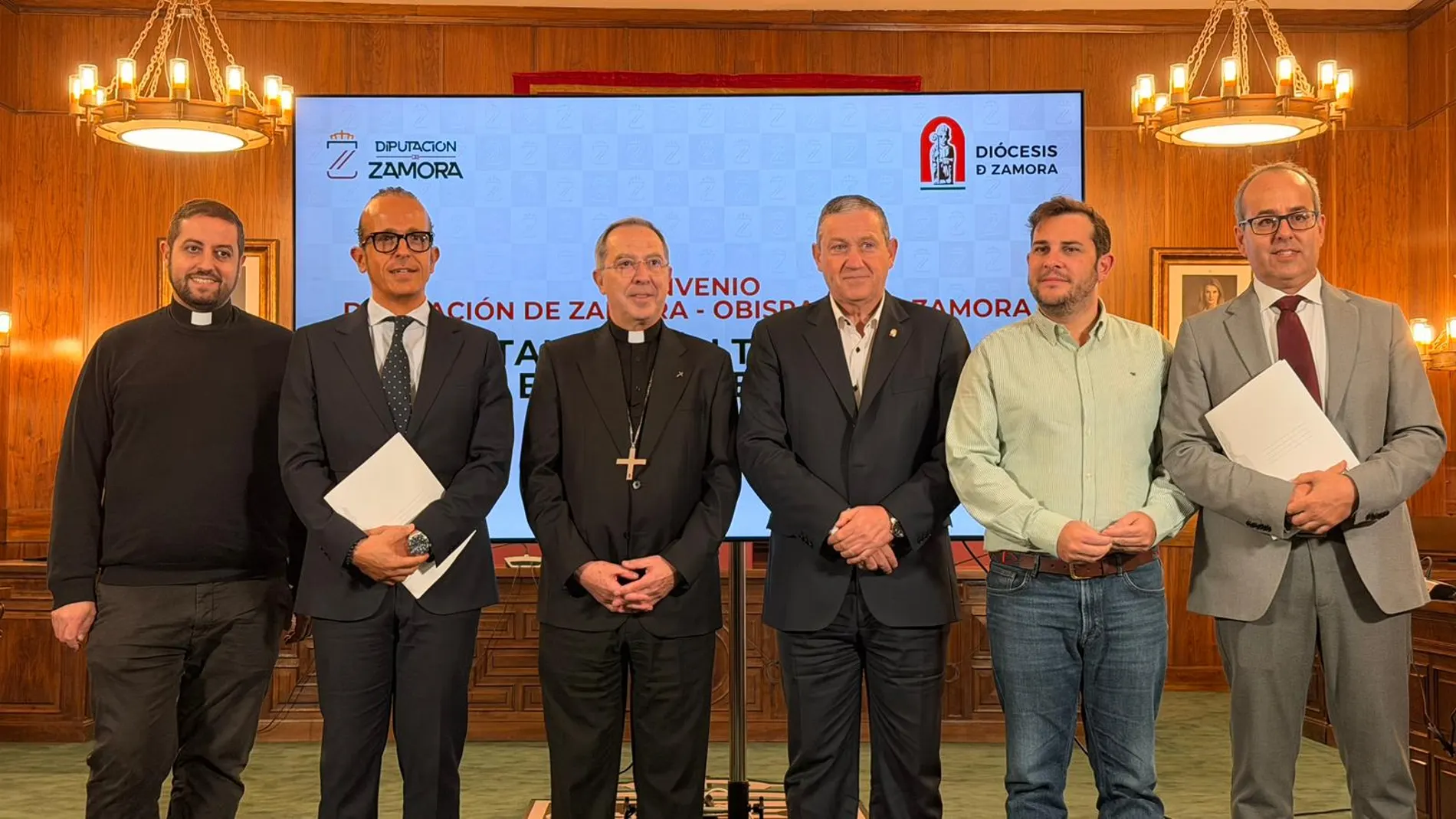 Faúndez y Monseñor Valera, entre otros, tras la firma del convenio