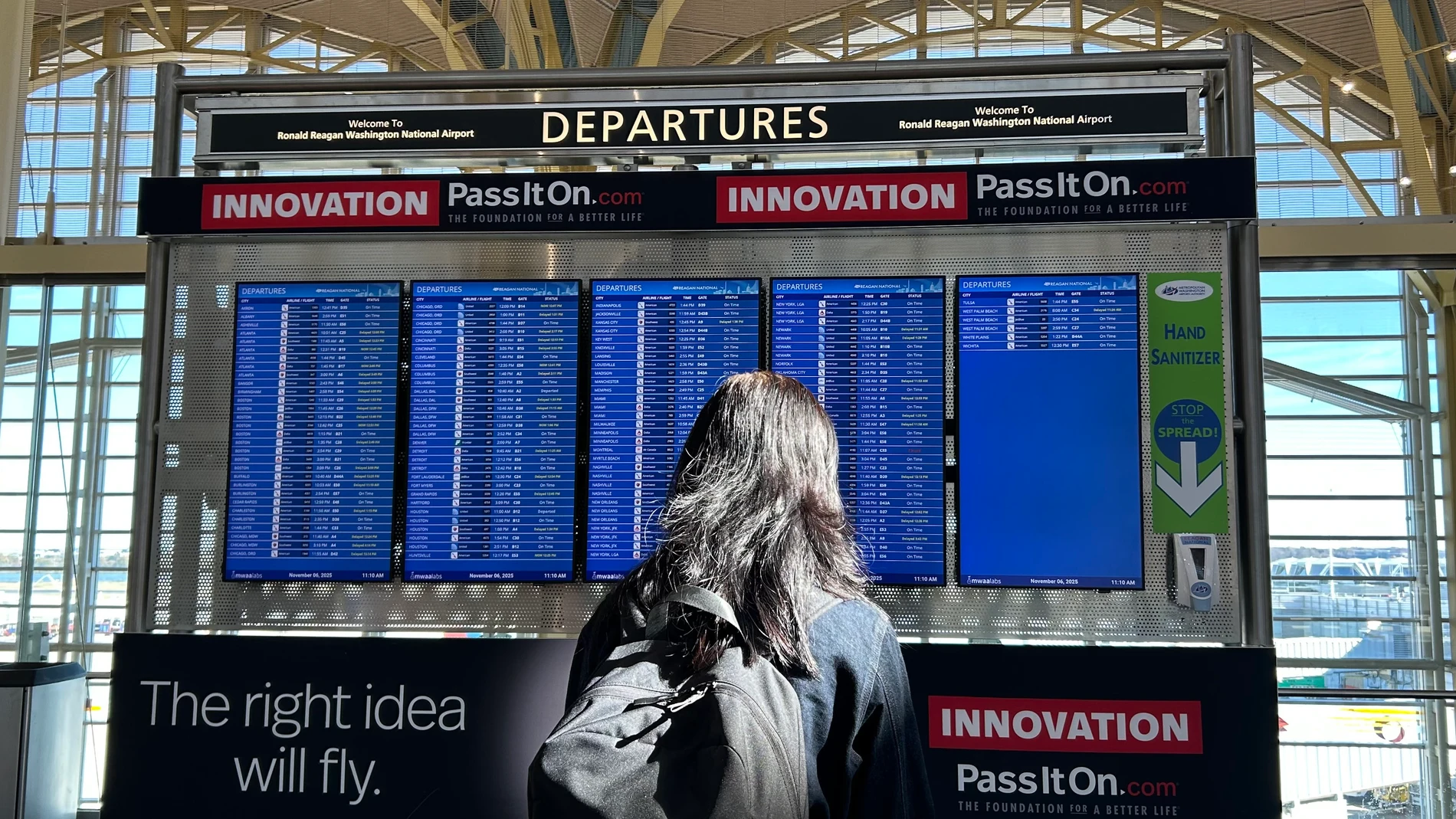 USA6030. WASHINGTON (ESTADOS UNIDOS), 06/11/2025.- Una persona observa el tablón de los vuelos en el Aeropuerto Ronald Reagan este jueves, en Washington (Estados Unidos). Las principales aerolíneas de EE.UU. reaccionaron con cautela ante la decisión del Departamento de Transporte de reducir un 10 % la capacidad de vuelos en 40 aeropuertos de gran volumen a partir del viernes, medida derivada del cierre parcial del Gobierno y de la escasez de personal en el control del espacio aéreo. EFE/ Leon...