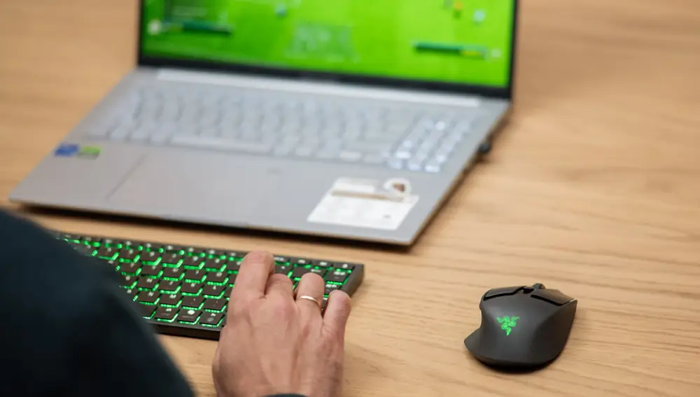 La dupla formada por el Razer Joro y el Razer Basilisk Mobile es perfecta para disfrutar de tus juegos favoritos