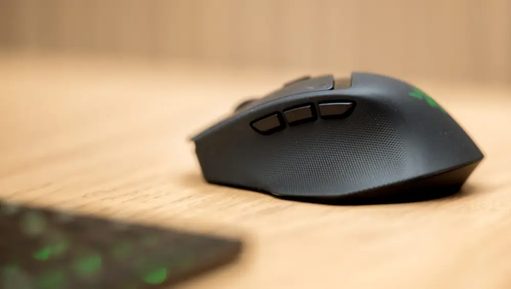 Los 3 botones laterales del Razer Basilisk Mobile me han resultado tremendamente útiles