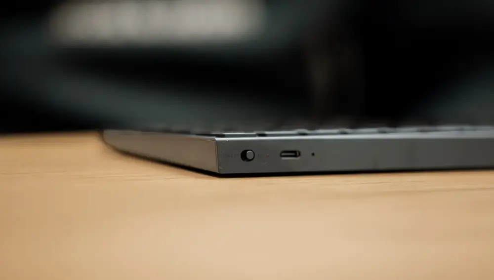 El botón para cambiar entre el modo Bluetooth y el modo cableado y el puerto de carga USB-C del Razer Joro