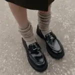 Modelo de Zara con mocasines elegantes.