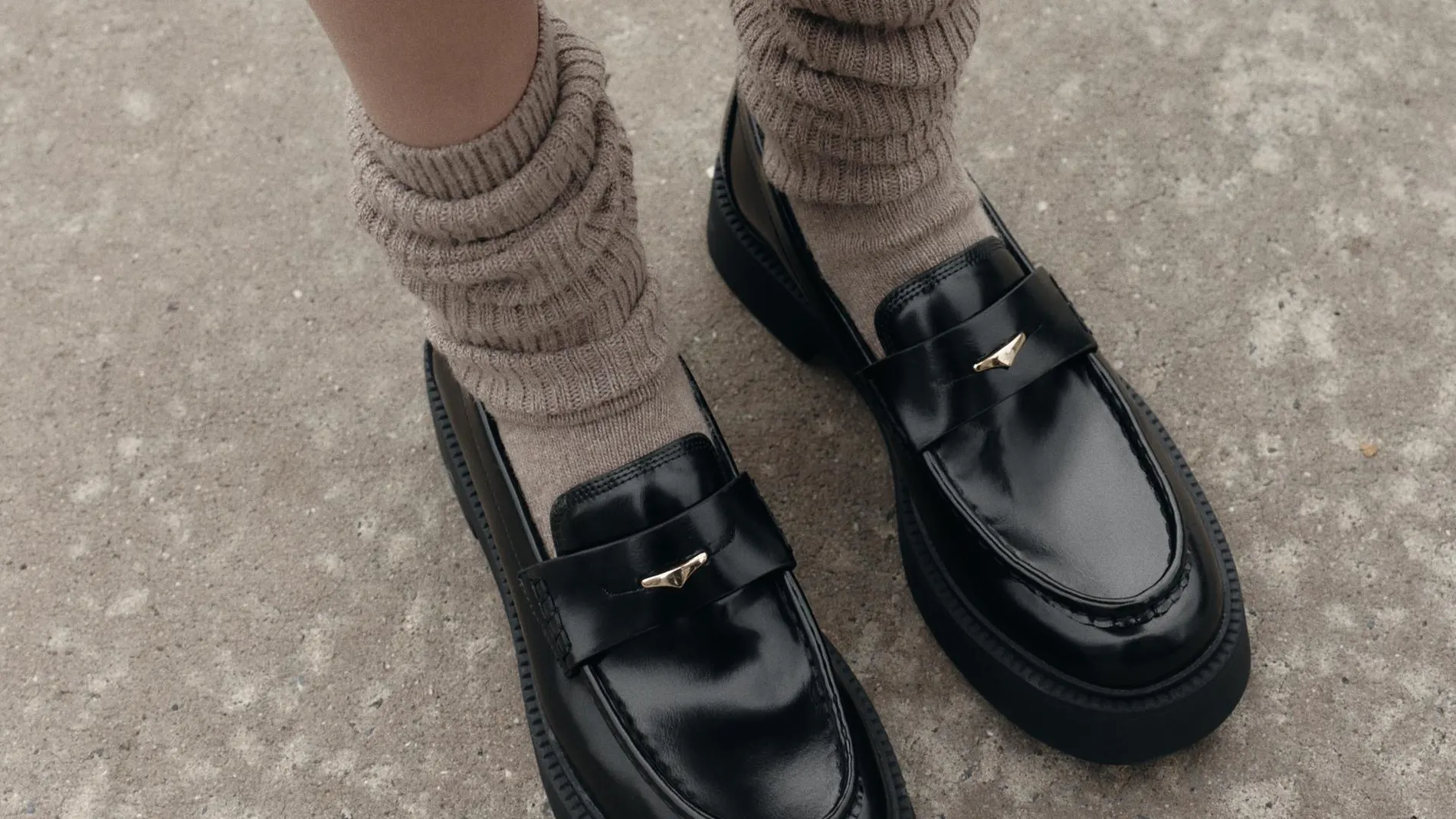 Modelo de Zara con mocasines elegantes.