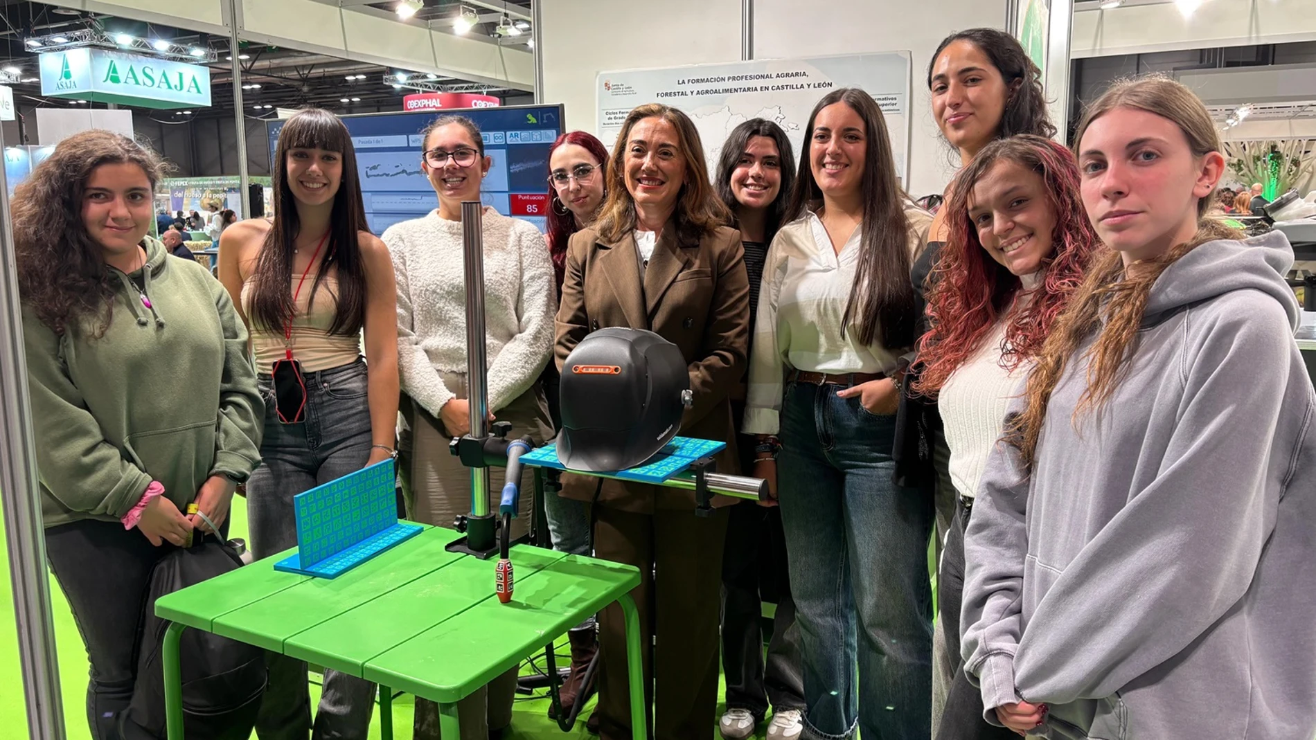 González durante su visita a «Expo Sagris» en Madrid acompañad por varios jóvenes
