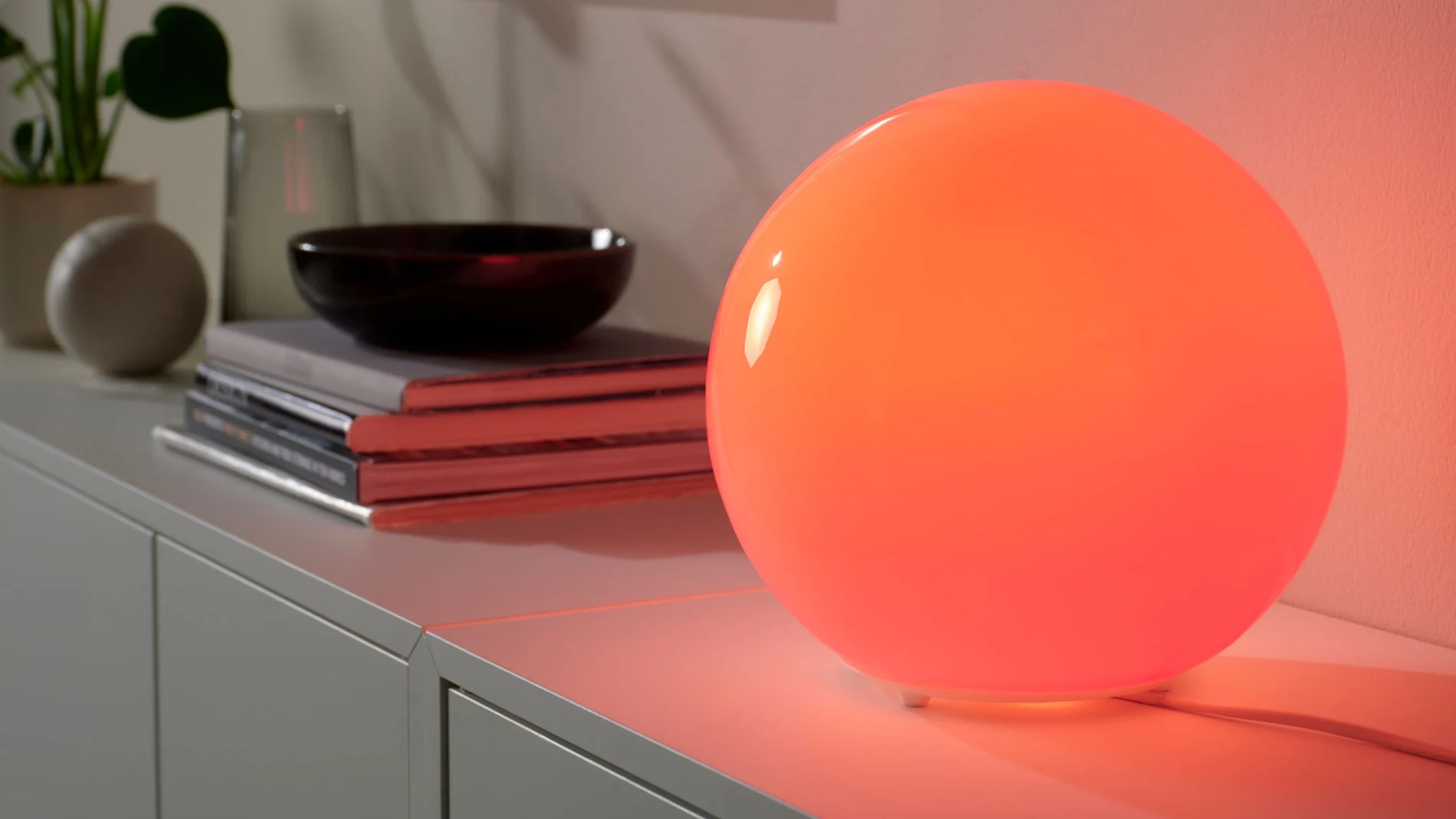 Una de las nuevas bombillas inteligente KAJPLATS en una lámpara FADO