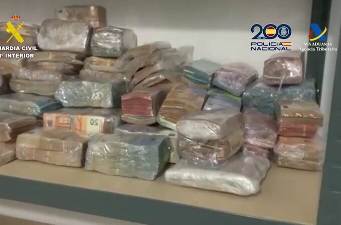 Dieciséis detenidos y cinco millones incautados por introducir droga a través del aeropuerto Dieciséis detenidos y cinco millones incautados por introducir droga a través del aeropuerto