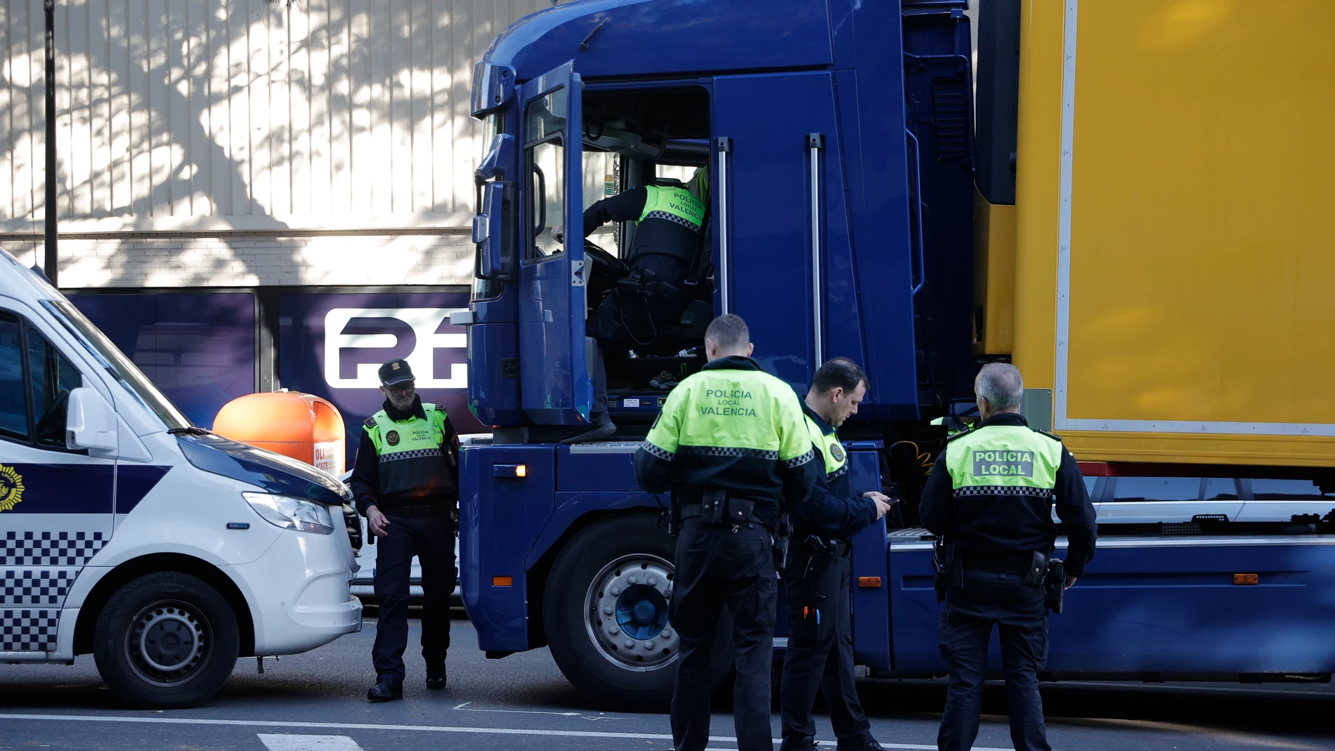 VALÈNCIA, 07/11/2025.- Una joven de 20 años ha fallecido a primera hora de esta mañana después de haber sido atropellada cuando cruzaba un paso de peatones con el semáforo en verde por un camión cuyo conductor ha dado positivo en cannabis y cocaína. En la imagen, agentes de atestados de la Policía Local de València junto al camión en el lugar del atropello. EFE/Manuel Bruque