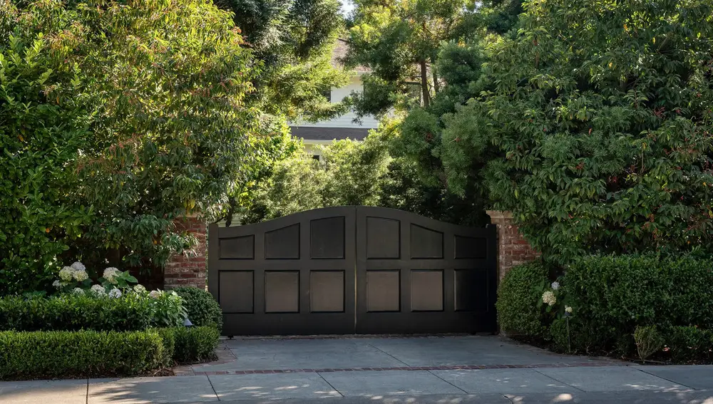 Una de las entradas a la propiedad de Zuckerberg en Palo Alto, California