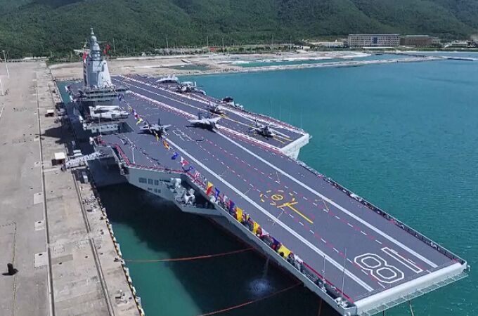 China pone en servicio el buque de guerra no nuclear más grande del mundo.