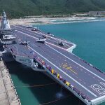 China pone en servicio el buque de guerra no nuclear más grande del mundo.