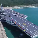China pone en servicio el buque de guerra no nuclear más grande del mundo.