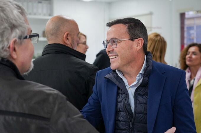 El candidato del PSOE a la Presidencia de la Junta, Miguel Ángel Gallardo, saluda a los representantes de los sindicatos docentes con los que ha mantenido una reunión para tratar la homologación salarial. El candidato del PSOE a la Presidencia de la Junta, Miguel Ángel Gallardo, saluda a los representantes de los sindicatos docentes con los que ha mantenido una reunión para tratar la homologación salarial.