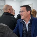 El candidato del PSOE a la Presidencia de la Junta, Miguel Ángel Gallardo, saluda a los representantes de los sindicatos docentes con los que ha mantenido una reunión para tratar la homologación salarial.