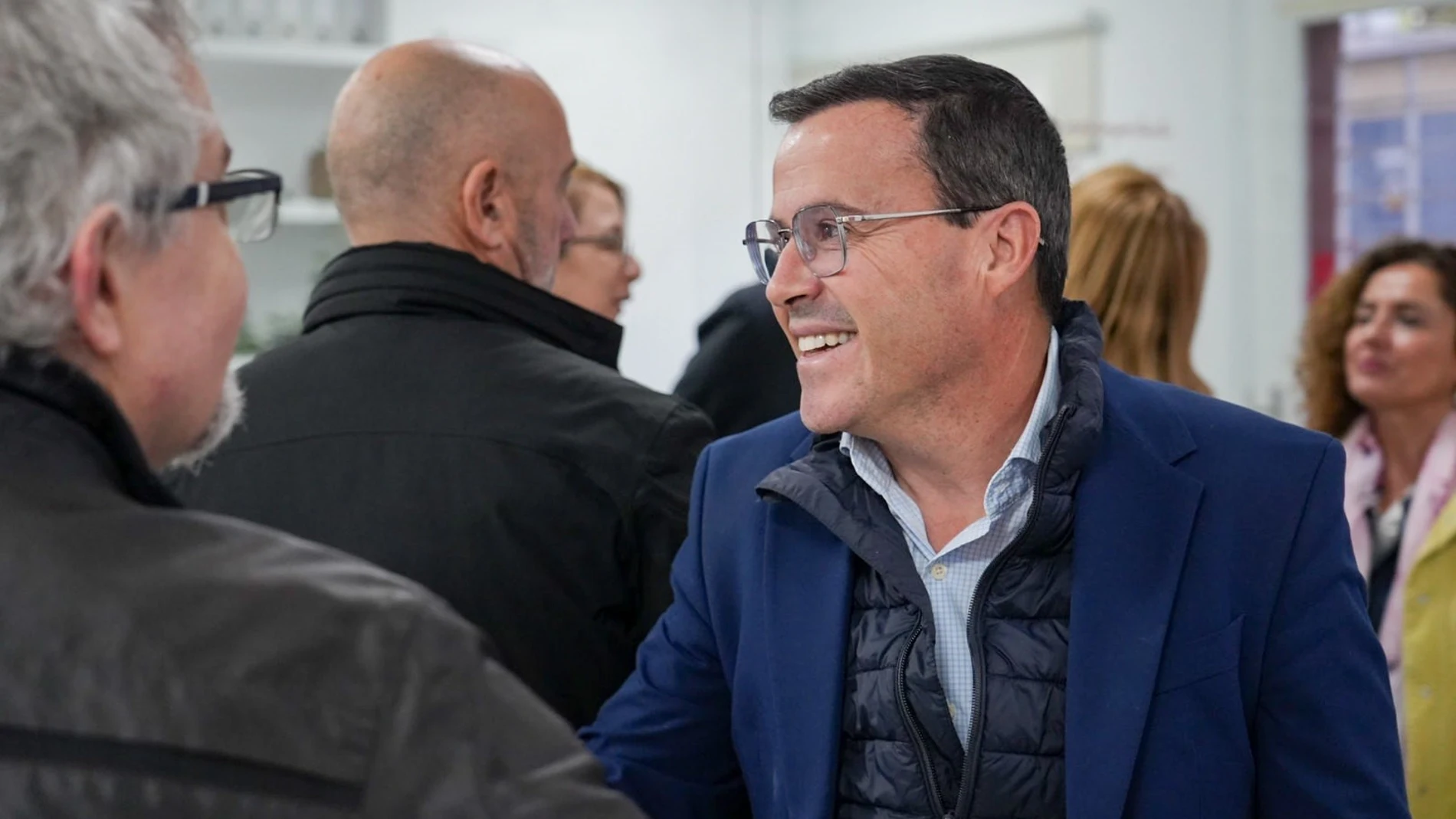 El candidato del PSOE a la Presidencia de la Junta, Miguel Ángel Gallardo, saluda a los representantes de los sindicatos docentes con los que ha mantenido una reunión para tratar la homologación salarial. REMITIDA / HANDOUT por PSOE EXTREMADURA Fotografía remitida a medios de comunicación exclusivamente para ilustrar la noticia a la que hace referencia la imagen, y citando la procedencia de la imagen en la firma 07/11/2025