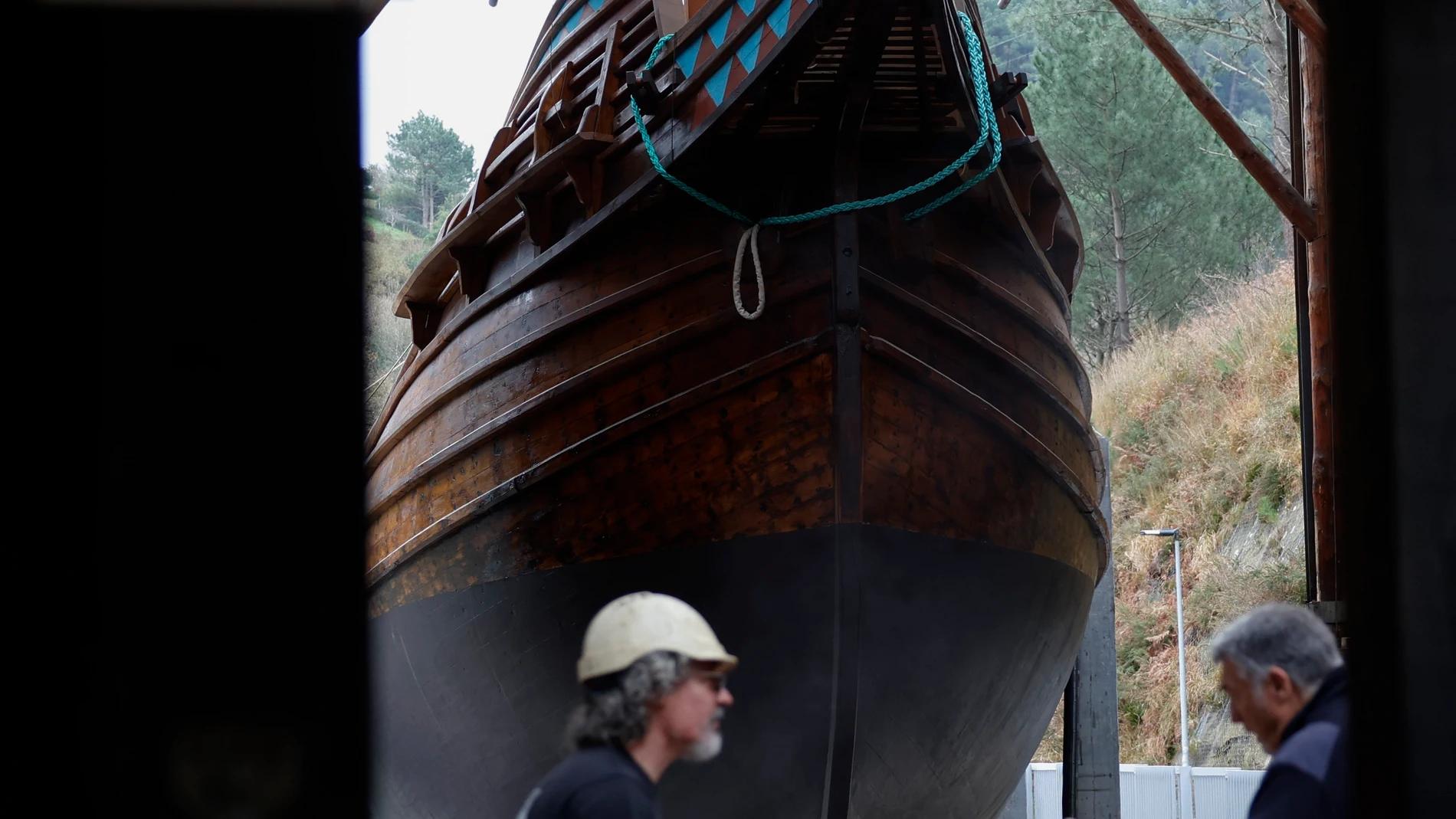 PASAIA (GIPUZKOA) (ESPAÑA), 07/11/2025.- Desde hace más de una década la fundación Albaola construye en Pasaia (Gipuzkoa) una réplica exacta de la nao San Juan, un ballenero vasco hundido en 1565 en aguas de Canadá cuya recreación artesanal, pieza a pieza, de forma fiel al original, refleja el arte de cómo hacer historia en un astillero tradicional, que será botado esta tarde después de más de una década de construcción. EFE/Juan Herrero.