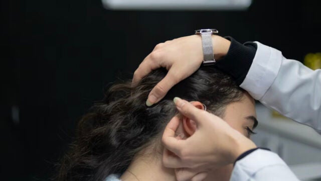 Este es el motivo por el que escuchas un pitido en el oído, según los expertos Este es el motivo por el que escuchas un pitido en el oído, según los expertos