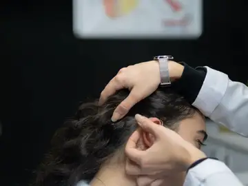 Este es el motivo por el que escuchas un pitido en el oído, según los expertos Este es el motivo por el que escuchas un pitido en el oído, según los expertos