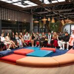 Todos los concursantes de 'Gran Hermano 20' en el salón de la nueva casa de Tres Cantos