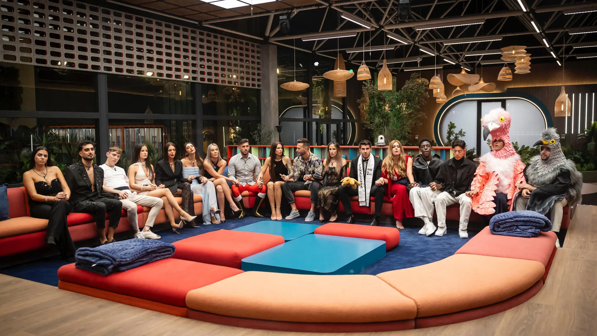 Todos los concursantes de 'Gran Hermano 20' en el salón de la nueva casa de Tres Cantos
