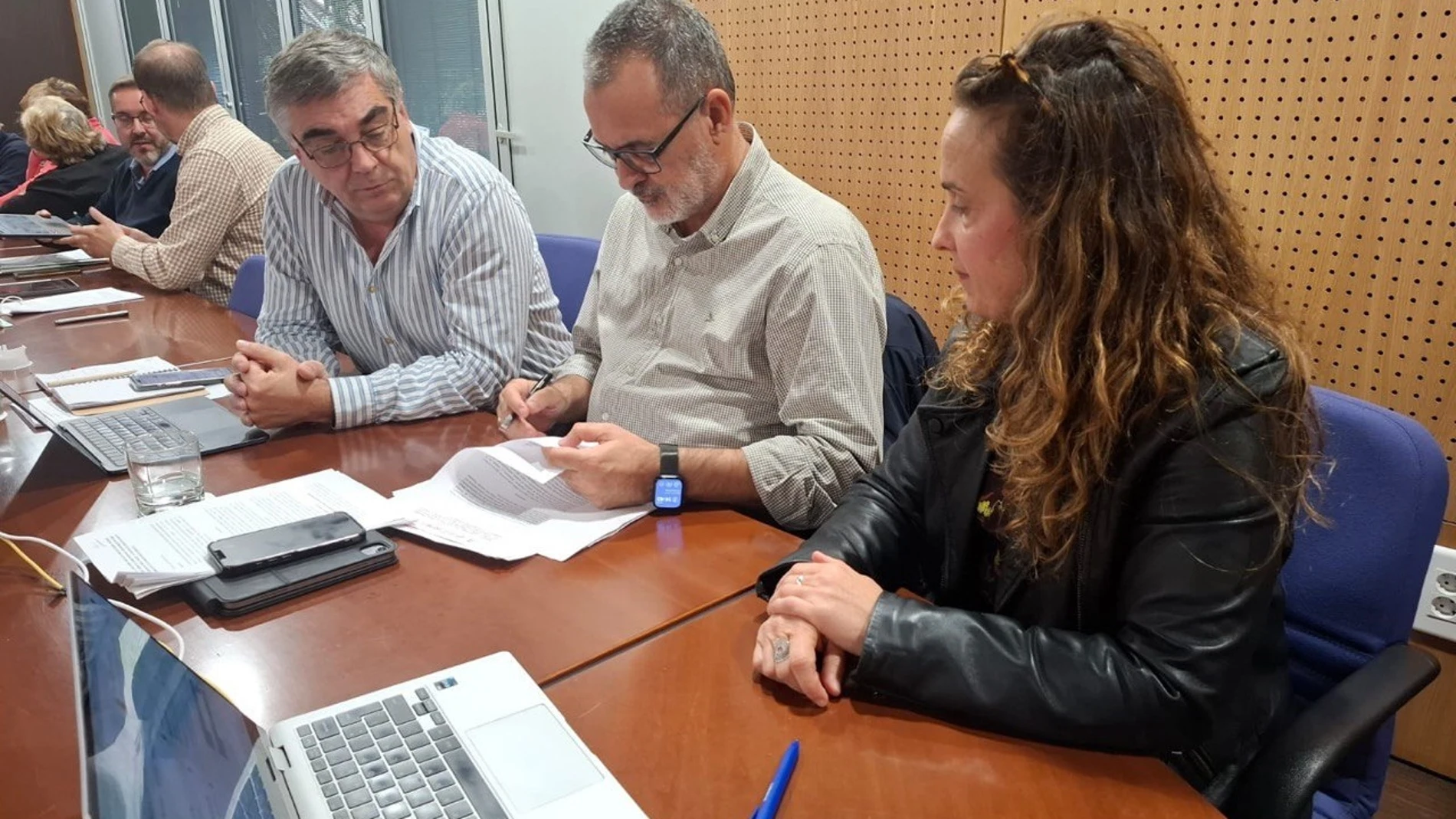 Firma del preacuerdo este jueves por el que se mejorarán las condiciones laborales de los trabajadores públicos de Andalucía hasta 2030.