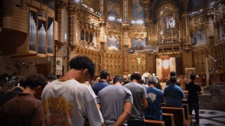 J&oacute;venes catalanes en misa en Montserrat