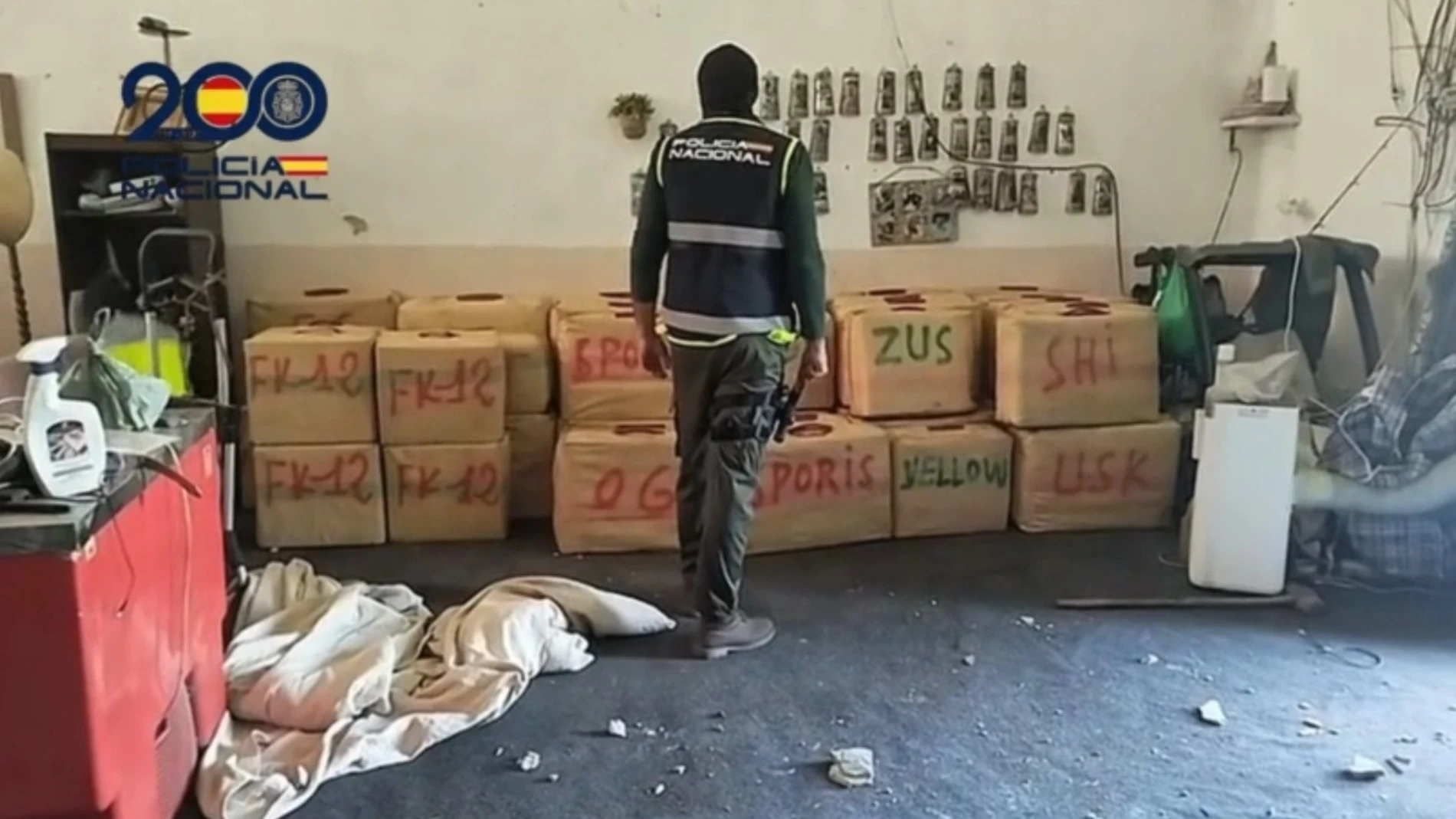 Un agente en la finca donde se han intervenido 2.000 kilos de hachís en Jerez.