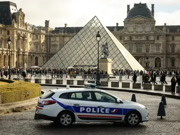 France Louvre Colonial Jewels FILE - A police car parks in the courtyard of the Louvre museum, one week after the robbery, on Oct. 26, 2025, in Paris. (AP Photo/Thomas Padilla, File)