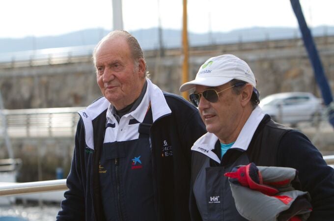 S.M. El Rey Don Juan Carlos I sale a navegar en el nuevo Bribón por primera vez en Sanxenxo junto con el Acacia, clásico en el que navegó durante la pasada edición de la Regata SM El Rey Don Juan Carlos El Corte Inglés Máster. S.M. El Rey Don Juan Carlos I sale a navegar en el nuevo Bribón por primera vez en Sanxenxo junto con el Acacia, clásico en el que navegó durante la pasada edición de la Regata SM El Rey Don Juan Carlos El Corte Inglés Máster.