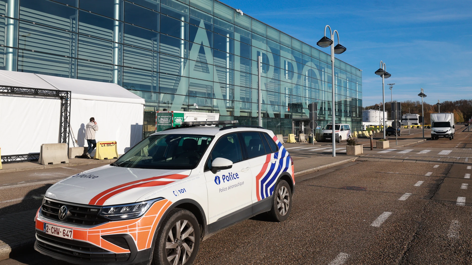 LIEGE (Belgium), 07/11/2025.- An Air Police car outside Liege Airport terminal, Belgium, 07 November 2025. Belgium's air traffic control service Skeyes announced a 30-minute interruption of air traffic at Liege Airport on 07 November following a new drone sighting. Flights have resumed again, a spokesperson of the air traffic controller said. (Bélgica, Lieja) EFE/EPA/OLIVIER HOSLET